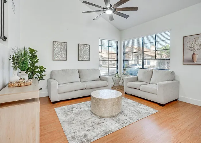 Recently Remodeled Retreat, Private Yard! Holiday home Avondale