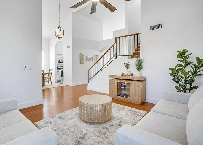 Recently Remodeled Retreat, Private Yard! Holiday home