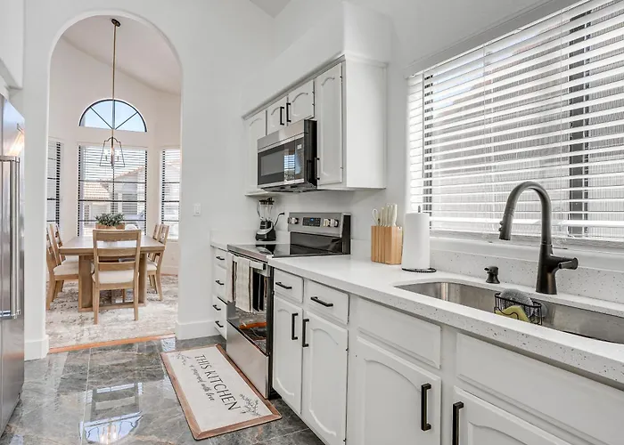 Recently Remodeled Retreat, Private Yard! Holiday home Avondale
