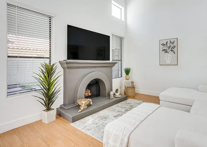 Recently Remodeled Retreat, Private Yard! Holiday home Avondale