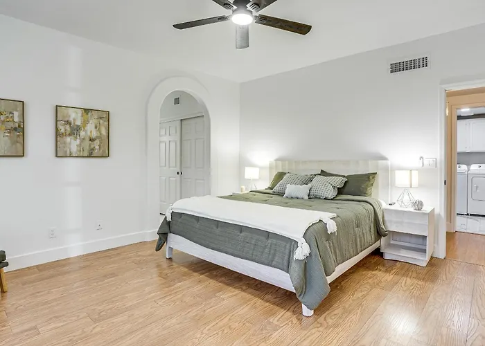 Recently Remodeled Retreat, Private Yard! Holiday home