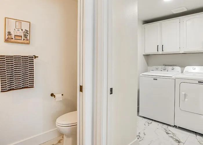 Recently Remodeled Retreat, Private Yard! Holiday home *