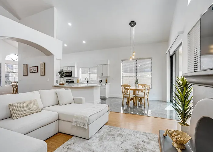 Recently Remodeled Retreat, Private Yard! Holiday home Avondale