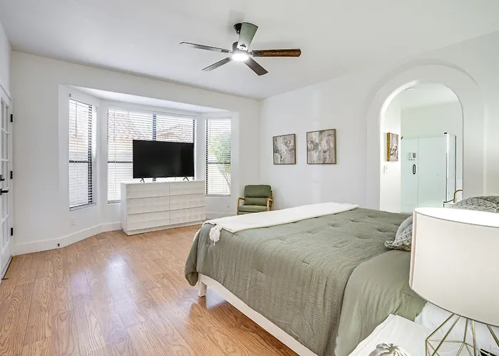 Holiday home Recently Remodeled Retreat, Private Yard!