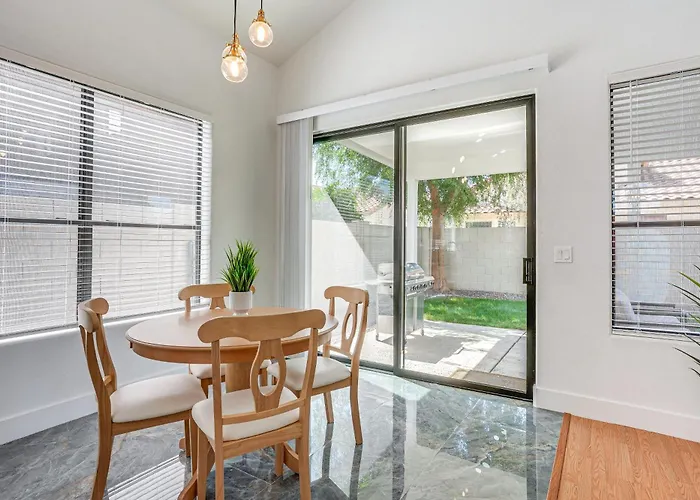 Recently Remodeled Retreat, Private Yard! Holiday home *