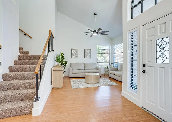 Recently Remodeled Retreat, Private Yard! Holiday home *