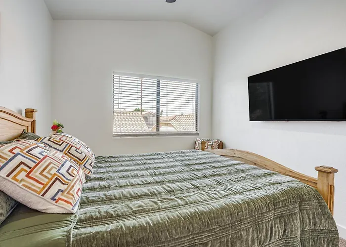 Recently Remodeled Retreat, Private Yard! Holiday home *