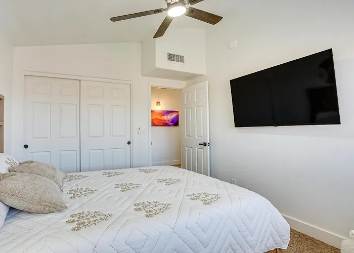 Recently Remodeled Retreat, Private Yard! * Avondale