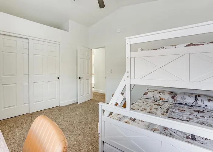Recently Remodeled Retreat, Private Yard! Holiday home *