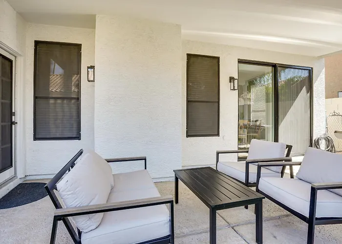 Recently Remodeled Retreat, Private Yard! Holiday home